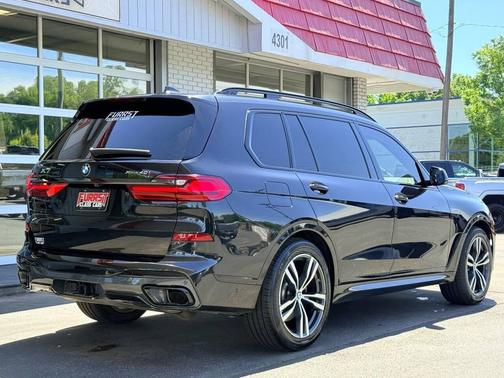Black Sapphire Metallic 2022 BMW X7 xDrive40i