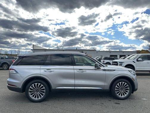2022 Lincoln Aviator Standard AWD