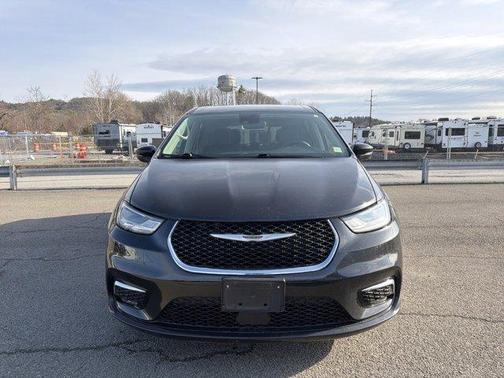 Brilliant Black Crystal Pearlcoat 2023 Chrysler Pacifica Touring-L