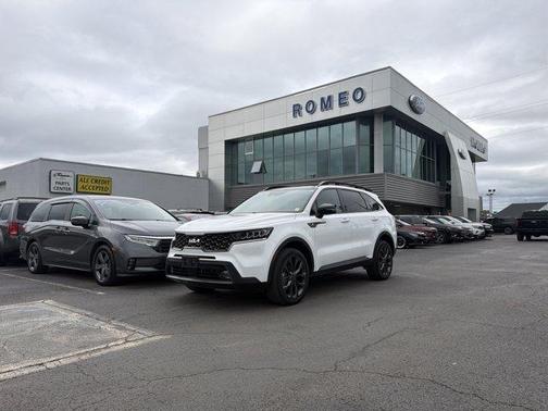Glacial White Pearl 2023 Kia Sorento X-Line EX