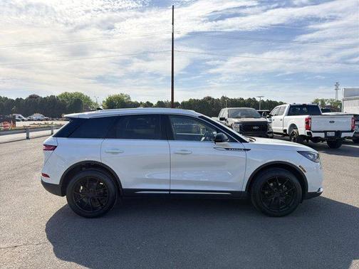 White Metallic 2022 Lincoln Corsair Standard
