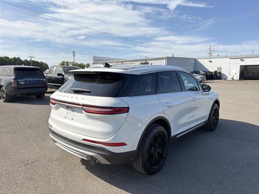 White Metallic 2022 Lincoln Corsair Standard
