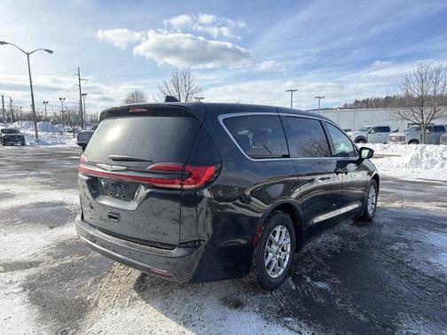 2023 Chrysler Pacifica Touring-L