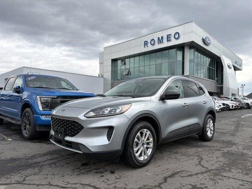Iconic Silver Metallic 2022 Ford Escape SE