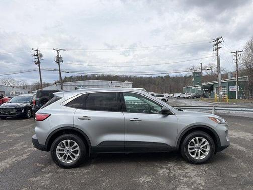Iconic Silver Metallic 2022 Ford Escape SE