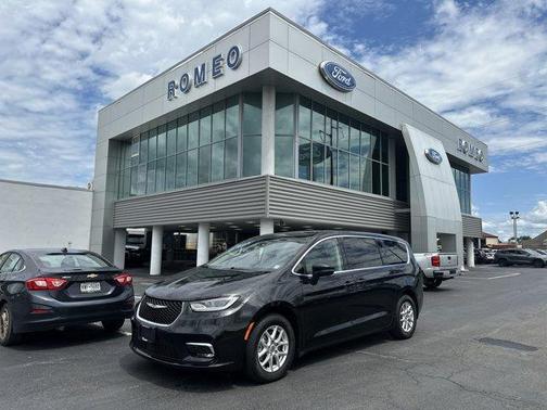 2023 Chrysler Pacifica Touring-L