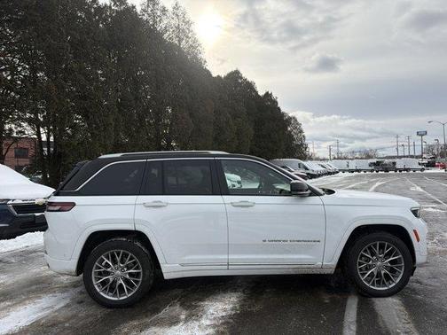 2022 Jeep Grand Cherokee Summit