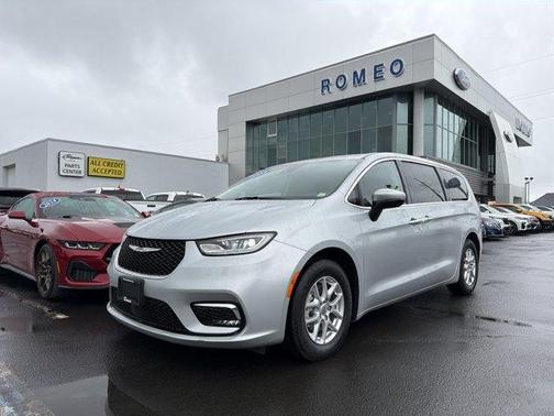 2023 Chrysler Pacifica Touring-L