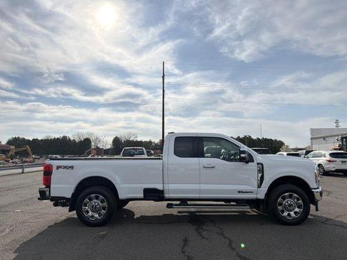 Oxford White 2023 Ford F-350 Lariat Super Duty