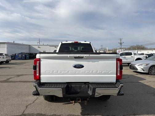 Oxford White 2023 Ford F-350 Lariat Super Duty