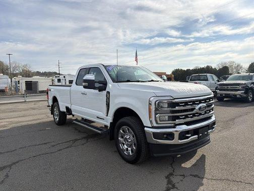 Oxford White 2023 Ford F-350 Lariat Super Duty