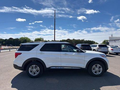 White Metallic 2022 Ford Explorer XLT