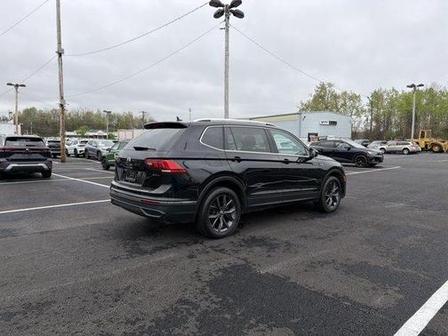Deep Black Pearl Effect 2023 Volkswagen Tiguan 2.0T SE
