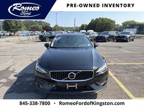 Onyx Black Metallic 2022 Volvo V60 Cross Country T5