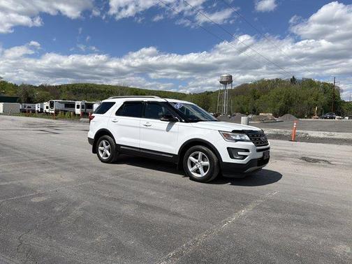 Oxford White 2017 Ford Explorer XLT