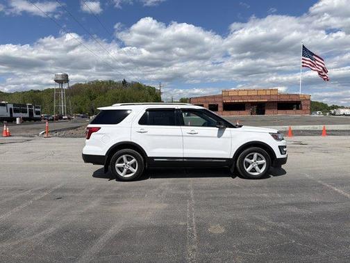 Oxford White 2017 Ford Explorer XLT