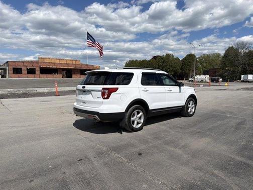 Oxford White 2017 Ford Explorer XLT