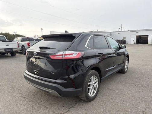 Black Metallic 2024 Ford Edge SEL