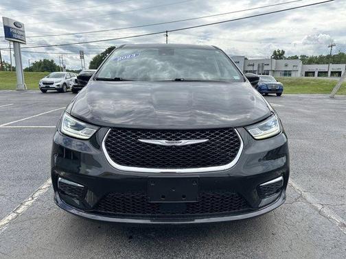 2023 Chrysler Pacifica Touring-L