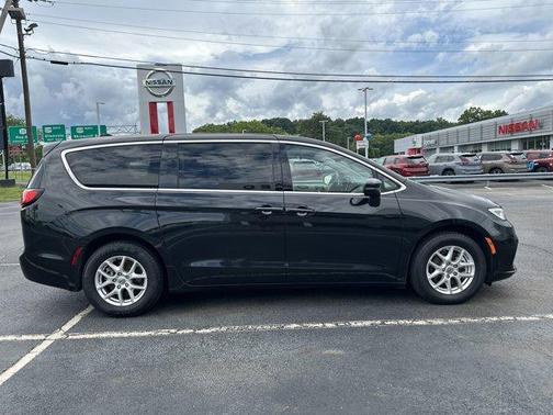2023 Chrysler Pacifica Touring-L