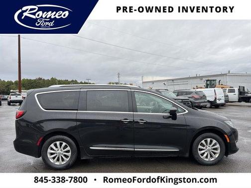 Brilliant Black Crystal Pearlcoat 2018 Chrysler Pacifica Touring-L