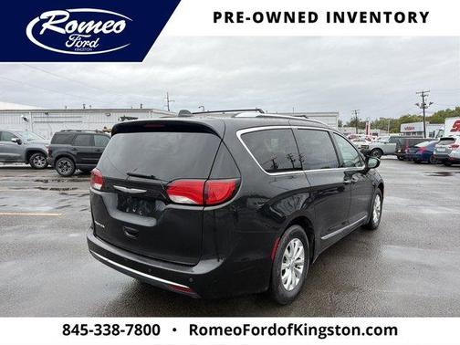 Brilliant Black Crystal Pearlcoat 2018 Chrysler Pacifica Touring-L