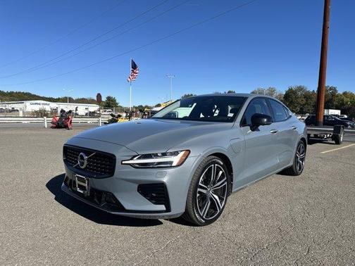 2022 Volvo S60 Recharge Plug-In Hybrid T8 R-Design Expression