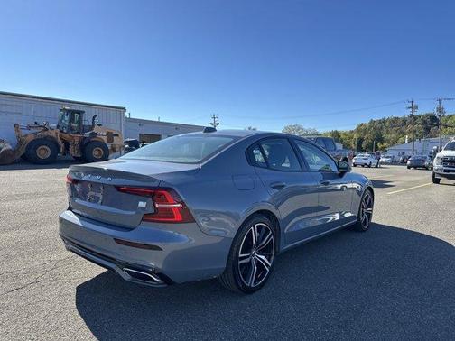 2022 Volvo S60 Recharge Plug-In Hybrid T8 R-Design Expression