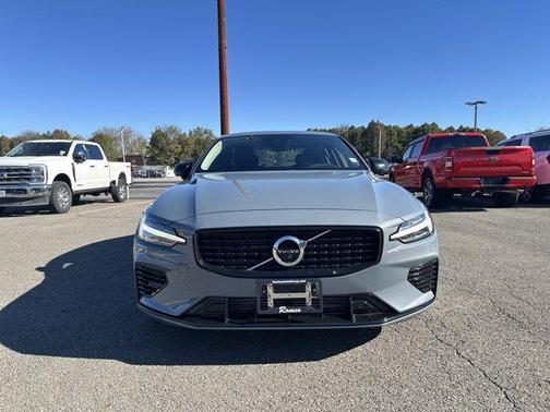 2022 Volvo S60 Recharge Plug-In Hybrid T8 R-Design Expression