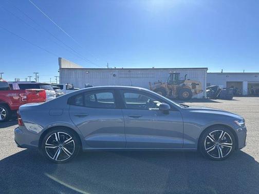 2022 Volvo S60 Recharge Plug-In Hybrid T8 R-Design Expression