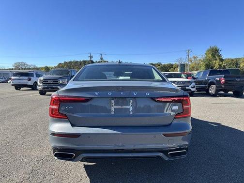 2022 Volvo S60 Recharge Plug-In Hybrid T8 R-Design Expression