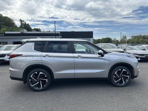 2022 Mitsubishi Outlander ES