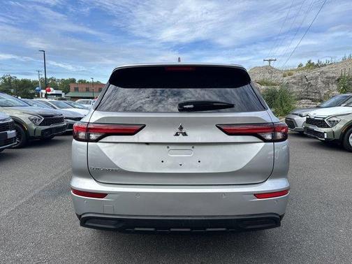 2022 Mitsubishi Outlander ES