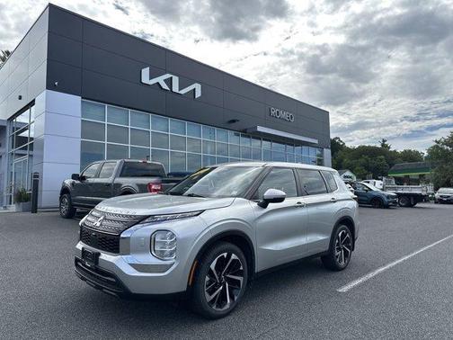 2022 Mitsubishi Outlander ES