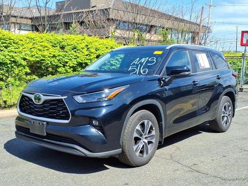 Midnight Black Metallic 2023 Toyota Highlander XLE