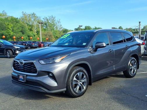 Magnetic Gray Metallic 2023 Toyota Highlander XLE