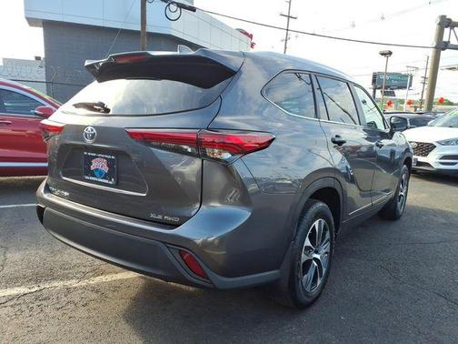 Magnetic Gray Metallic 2023 Toyota Highlander XLE