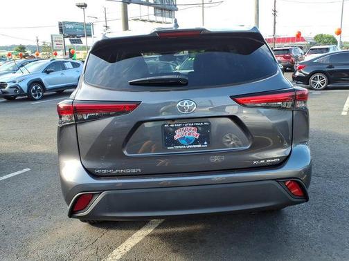 Magnetic Gray Metallic 2023 Toyota Highlander XLE