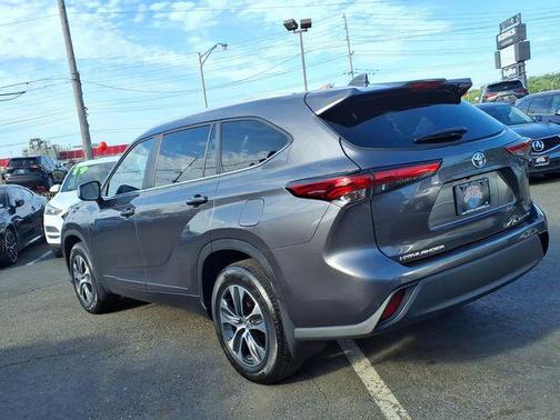 Magnetic Gray Metallic 2023 Toyota Highlander XLE