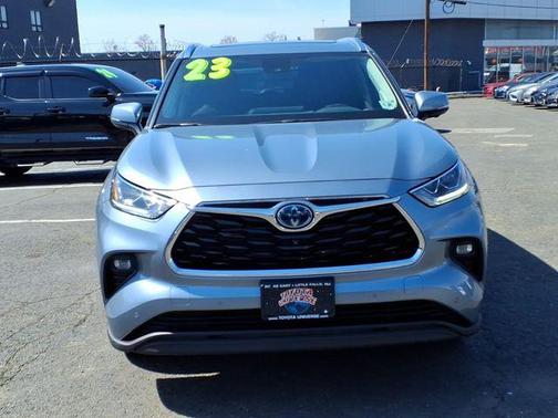 Moon Dust 2023 Toyota Highlander Hybrid Limited