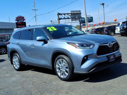 Moon Dust 2023 Toyota Highlander Hybrid Limited