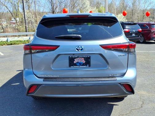 Moon Dust 2023 Toyota Highlander Hybrid Limited