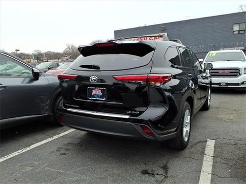 2022 Toyota Highlander LE