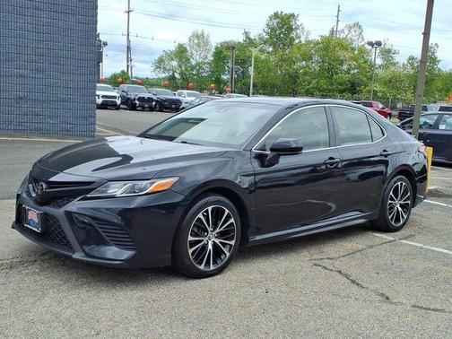 Midnight Black Metallic 2018 Toyota Camry SE