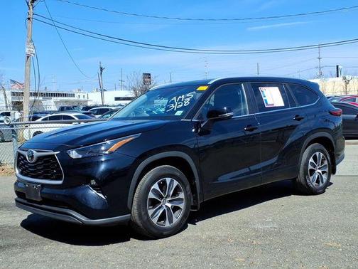 Midnight Black Metallic 2023 Toyota Highlander XLE
