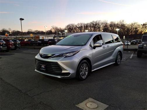 2023 Toyota Sienna LE