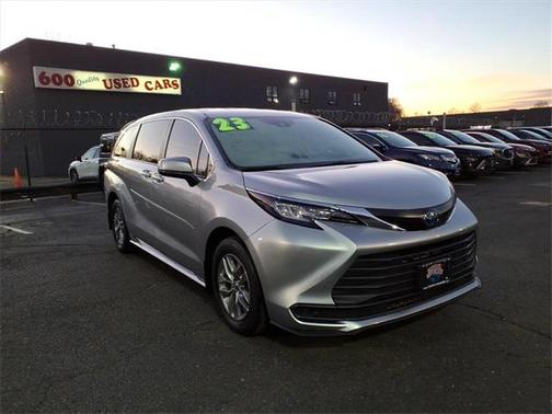 2023 Toyota Sienna LE