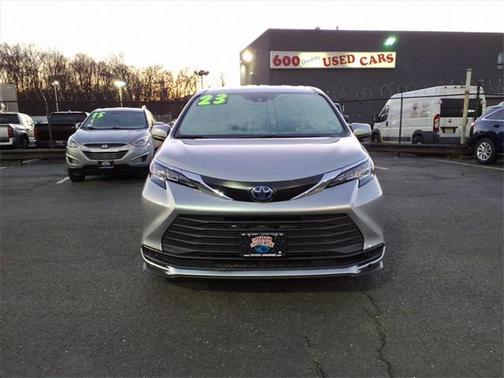 2023 Toyota Sienna LE