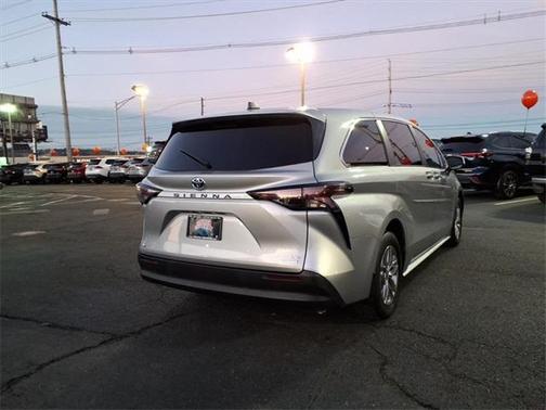 2023 Toyota Sienna LE