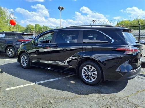 2021 Toyota Sienna XLE 8 Passenger